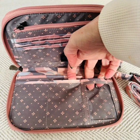 Lug Pink and Gray Camouflage Quilted Clutch - Picture 5 of 16